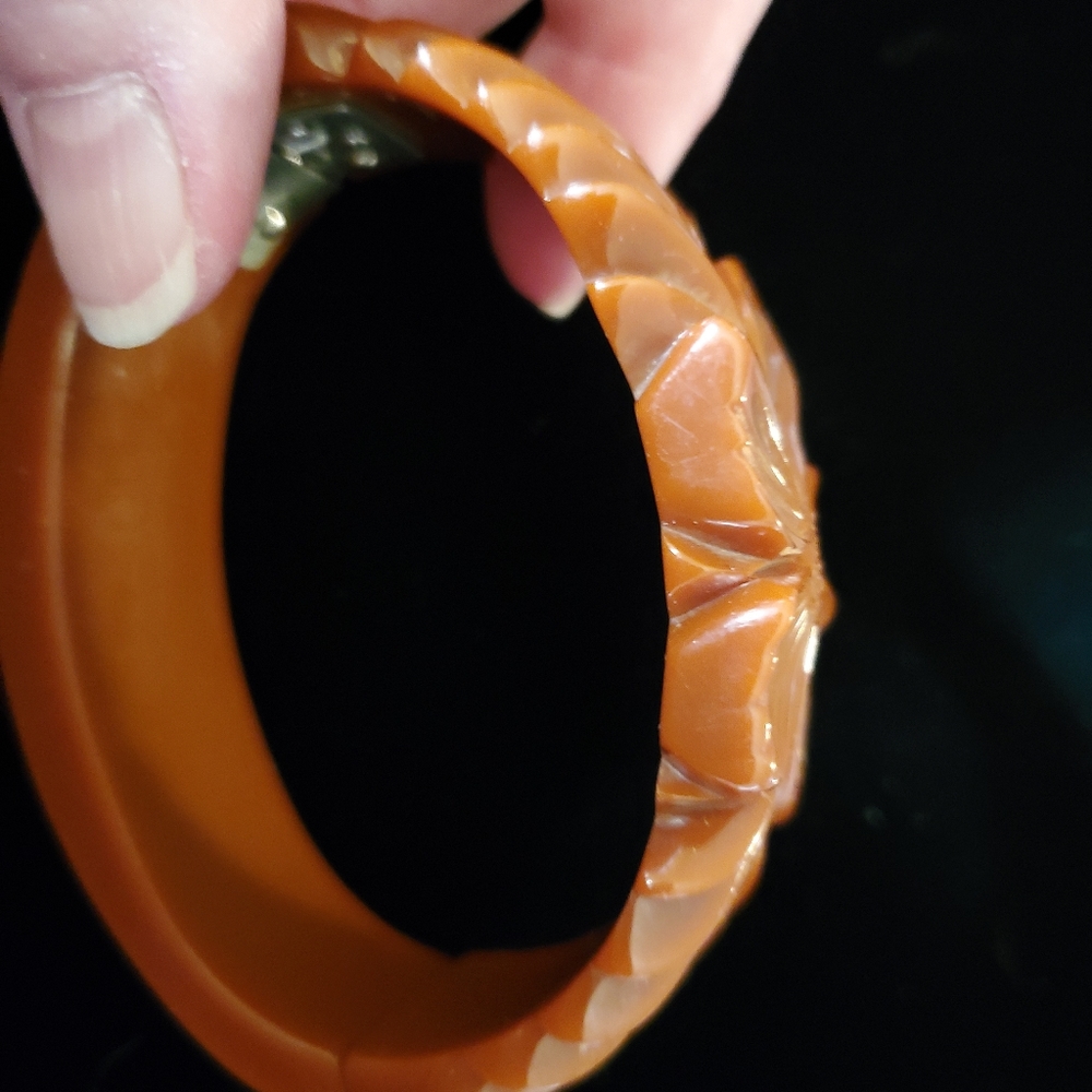 Carved Bakelite Bangle Caramel Floral Hinged 1930's 1940's - Picture 6 of 13